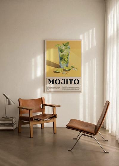 Akustikbillede med en retro cocktailplakat med Mojito, ophængt over en lænestol ved gardinet
