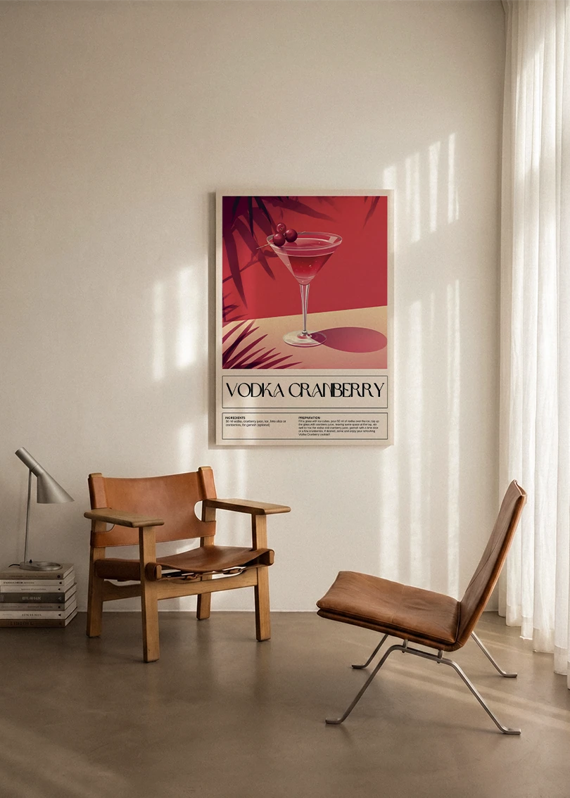 Akustikbillede med en retro cocktailplakat med Vodka Cranberry, ophængt over en lænestol ved gardinet
