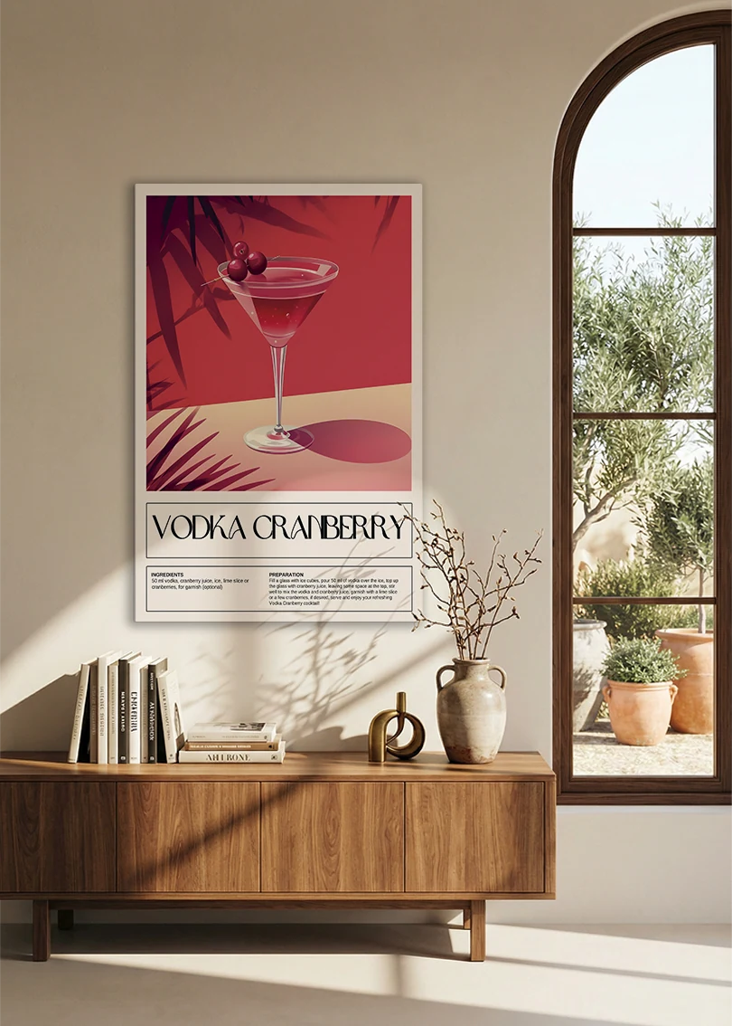 Akustikbillede med en retro cocktailplakat med Vodka Cranberry, over en skænk i valnød ved et buet vindue