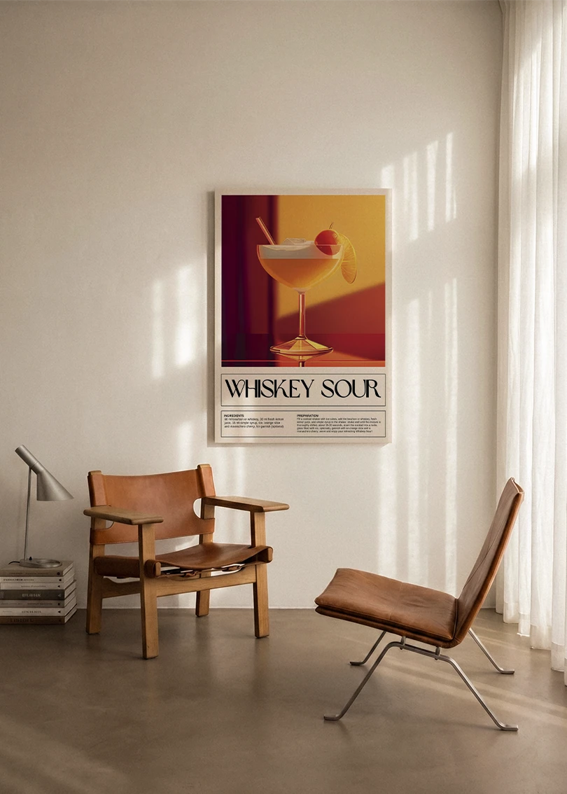 Akustikbillede med en retro cocktailplakat med Whiskey Sour, ophængt over en lænestol ved gardinet