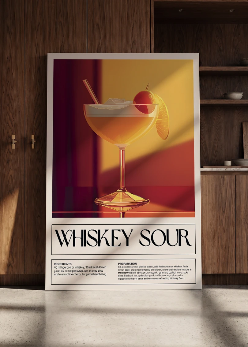 Akustikbillede med en retro cocktailplakat med Whiskey Sour, lænet mod en skabsvæg i valnød