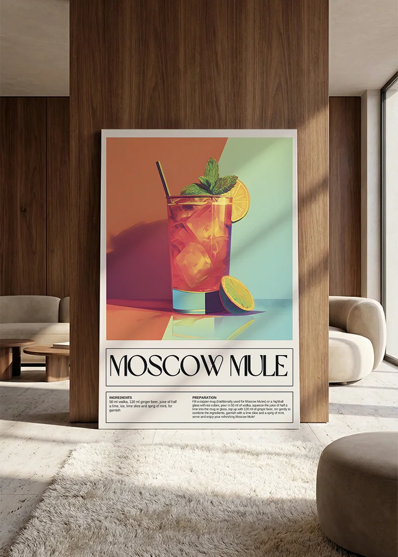 Akustikbillede med en retro cocktailplakat med Moscow Mule, lænet mod vægpanel i valnød ved sofaen