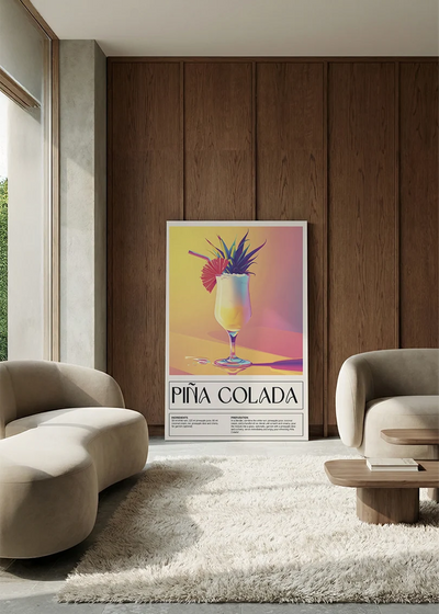 Akustikbillede med en retro cocktailplakat med Pina Colada, i en lounge med bugtet sofa mod vægpanel i valnød