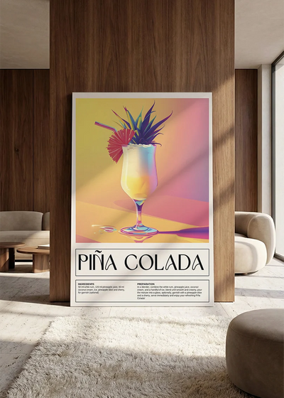 Akustikbillede med en retro cocktailplakat med Pina Colada, lænet mod vægpanel i valnød ved sofaen