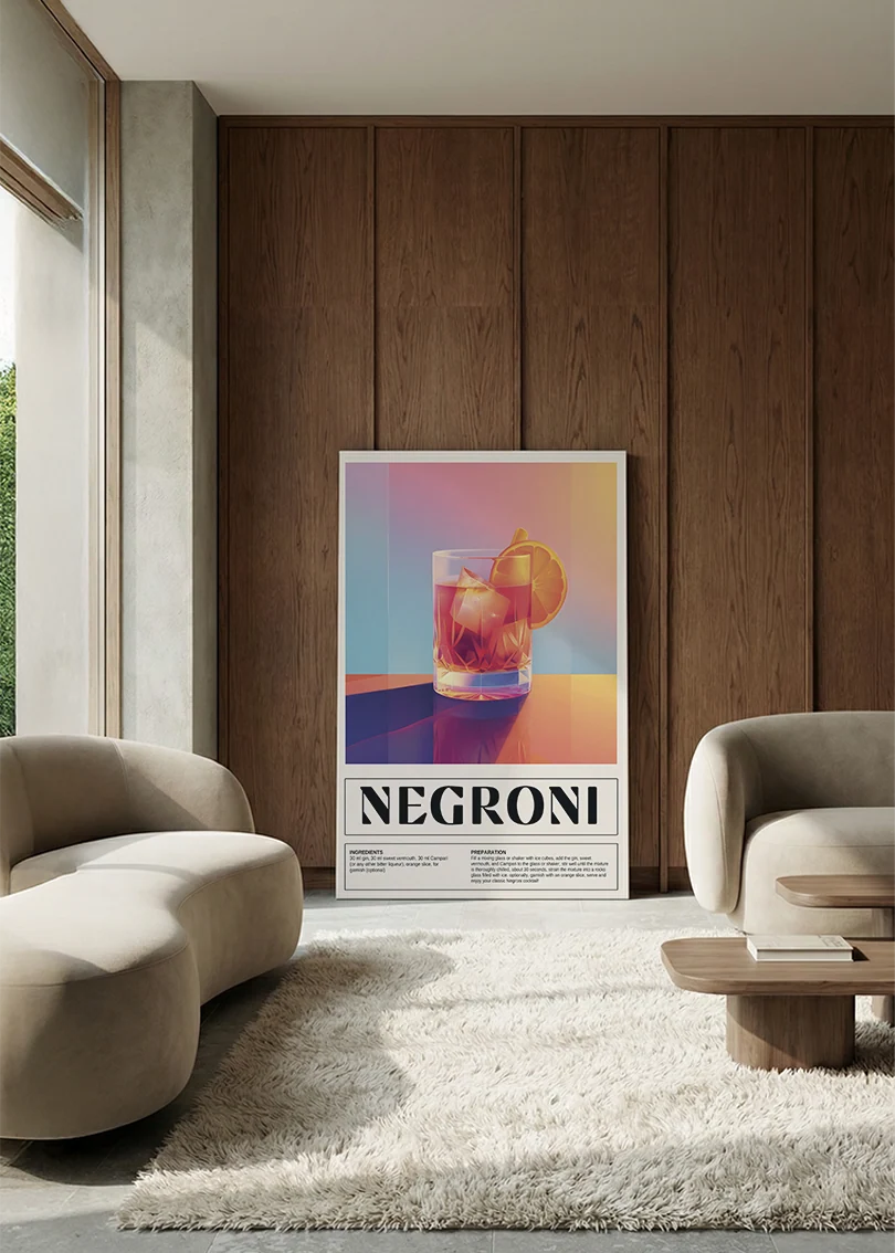 Akustikbillede med en retro cocktailplakat med Negroni, i en lounge med bugtet sofa mod vægpanel i valnød