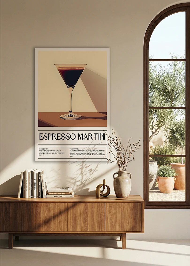 Akustikbillede med en retro cocktailplakat med Espresso Martini, over en skænk i valnød ved et buet vindue