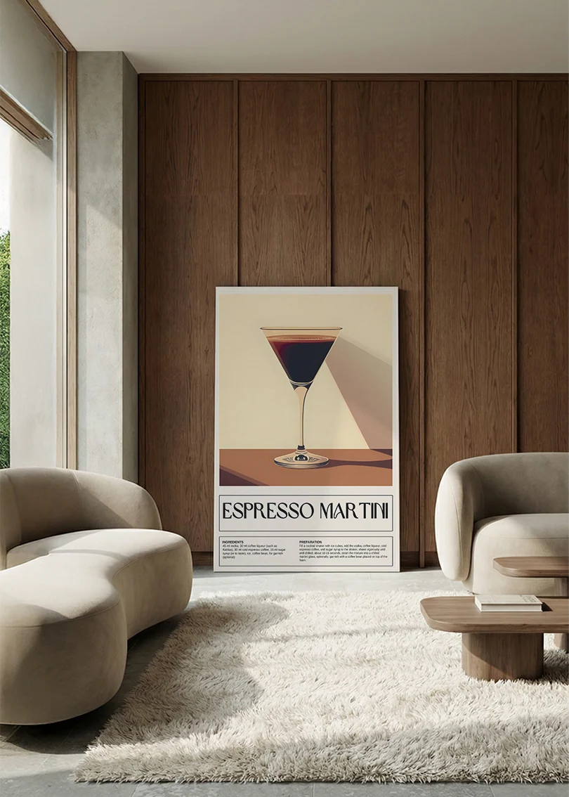 Akustikbillede med en retro cocktailplakat med Espresso Martini, i en lounge med bugtet sofa mod vægpanel i valnød