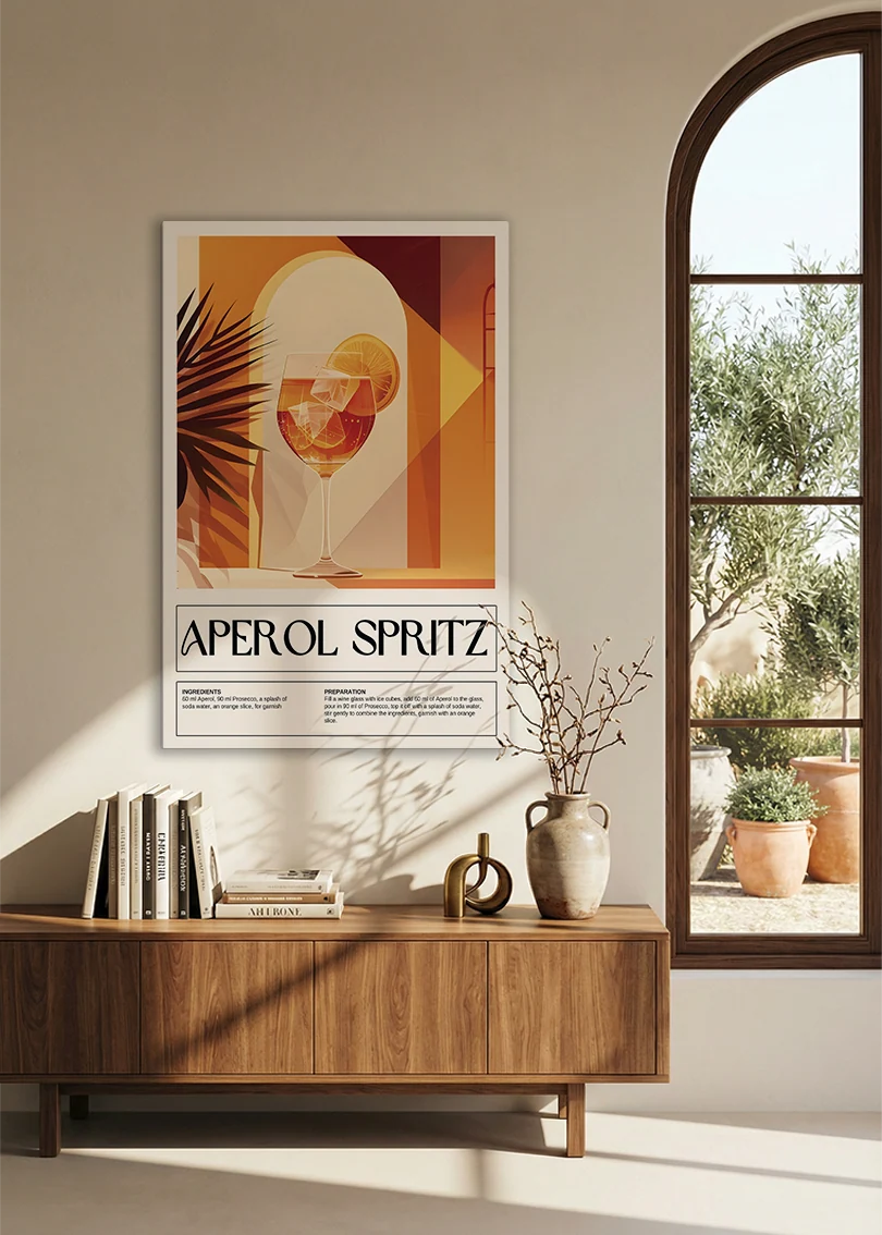 Akustikbillede med en retro cocktailplakat med Aperol Spritz, over en skænk i valnød ved et buet vindue