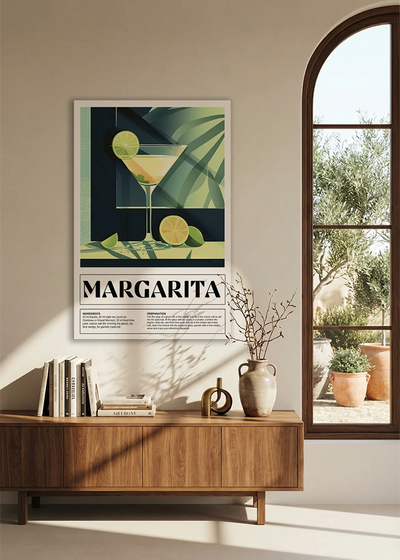 Akustikbillede med en retro cocktailplakat med Margarita, over en skænk i valnød ved et buet vindue