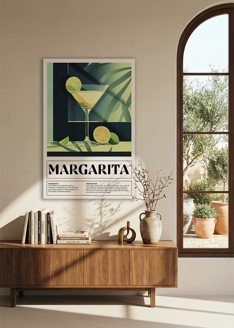 Akustikbillede med en retro cocktailplakat med Margarita, over en skænk i valnød ved et buet vindue