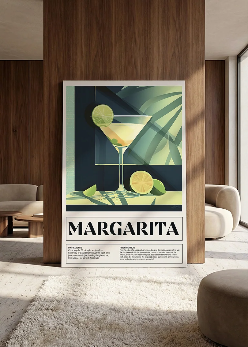Akustikbillede med en retro cocktailplakat med Margarita, lænet mod vægpanel i valnød ved sofaen