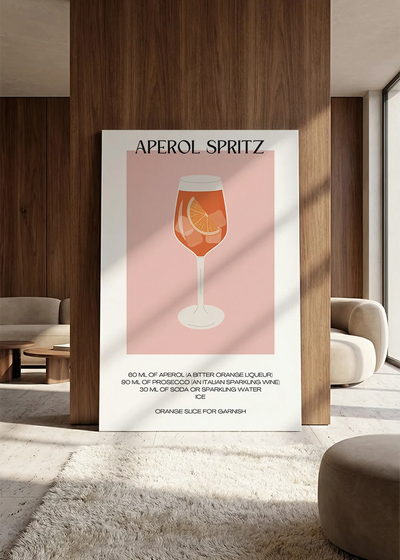 Akustikbillede med en minimalistisk cocktailplakat med Aperol Spritz, i en lounge med bugtet sofa mod vægpanel i valnød