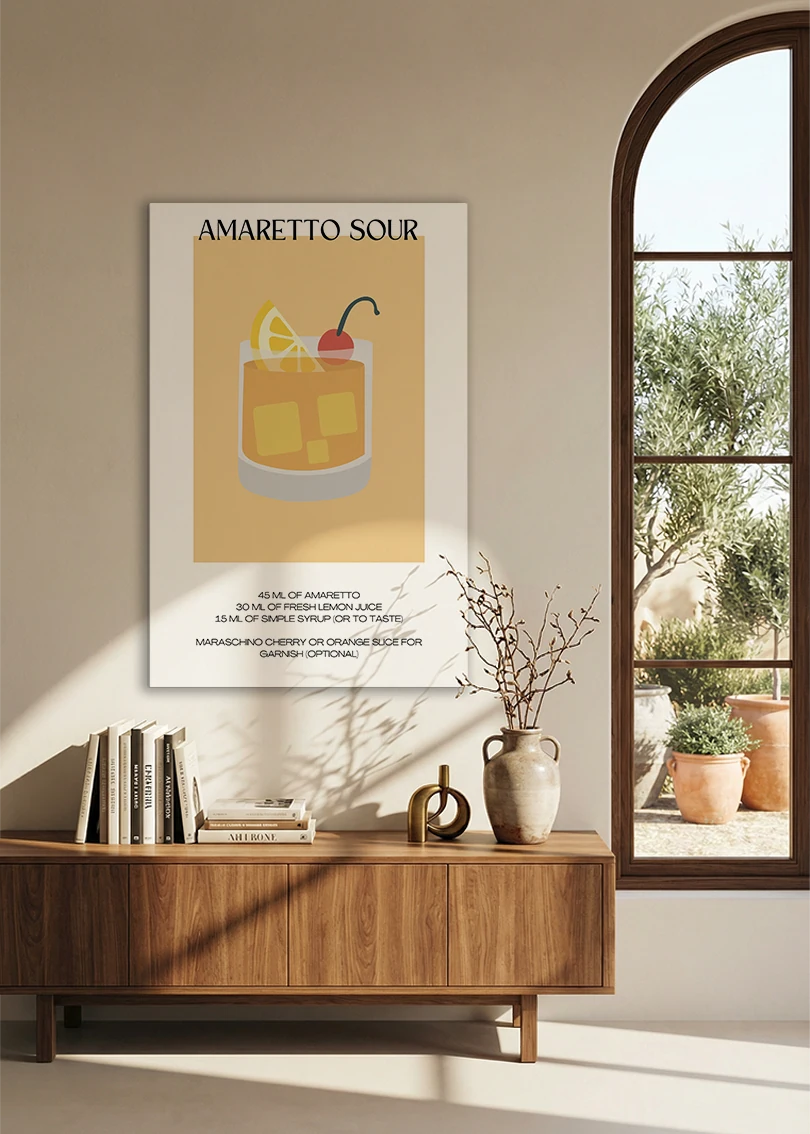 Akustikbillede med en minimalistisk cocktailplakat med Amaretto Sour, over en skænk i valnød ved et buet vindue