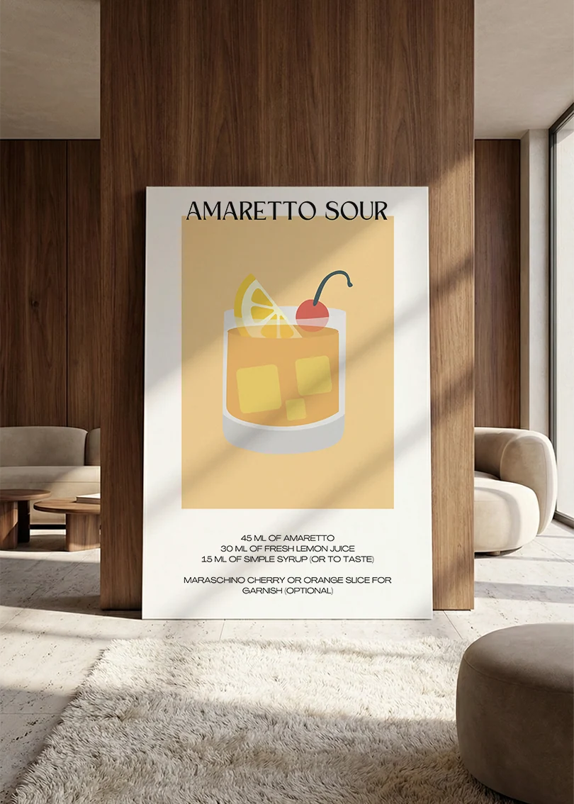 Akustikbillede med en minimalistisk cocktailplakat med Amaretto Sour, lænet mod vægpanel i valnød ved sofaen