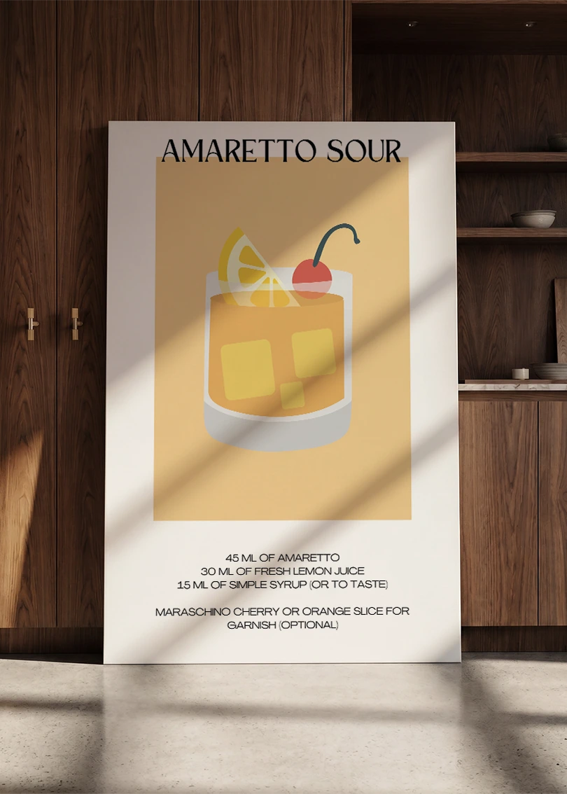 Akustikbillede med en minimalistisk cocktailplakat med Amaretto Sour, lænet mod en skabsvæg i valnød