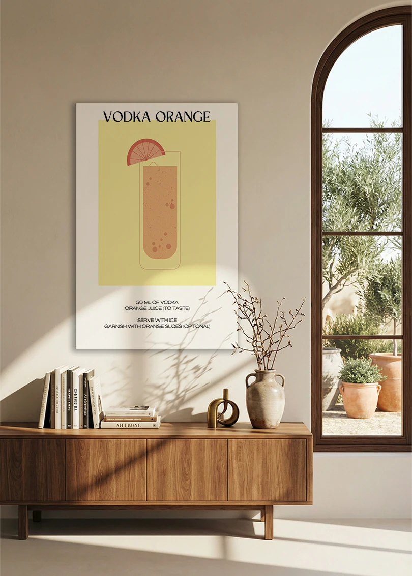 Akustikbillede med en minimalistisk cocktailplakat med Vodka Orange, over en skænk i valnød ved et buet vindue