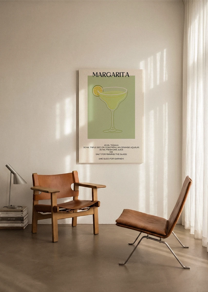 Akustikbillede med en minimalistisk cocktailplakat med Margarita, ophængt over en lænestol ved gardinet