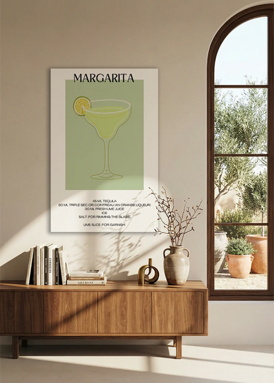 Akustikbillede med en minimalistisk cocktailplakat med Margarita, over en skænk i valnød ved et buet vindue