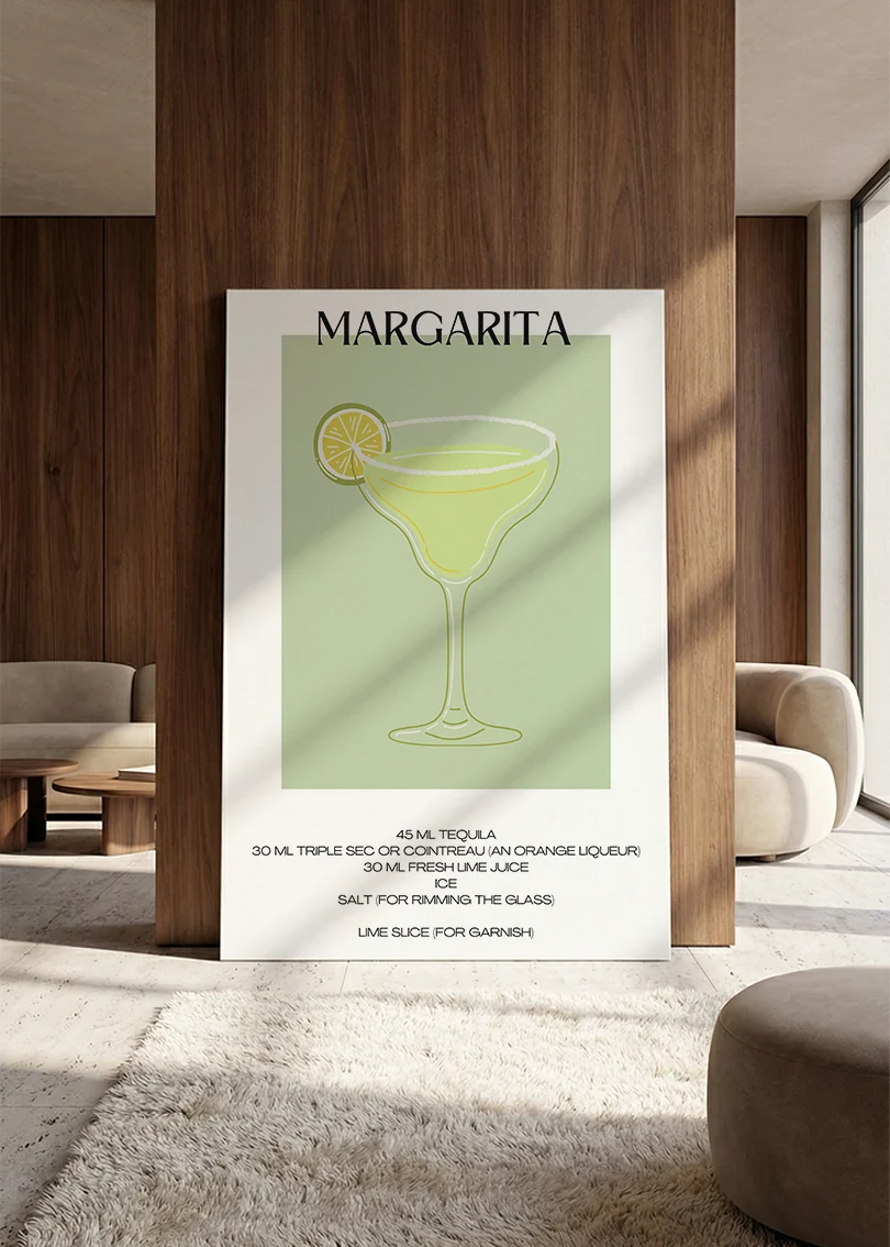 Akustikbillede med en minimalistisk cocktailplakat med Margarita, lænet mod vægpanel i valnød ved sofaen