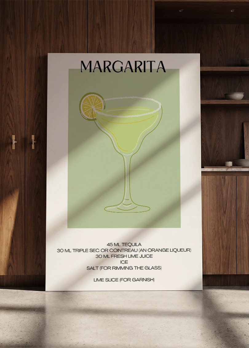 Akustikbillede med en minimalistisk cocktailplakat med Margarita, lænet mod en skabsvæg i valnød