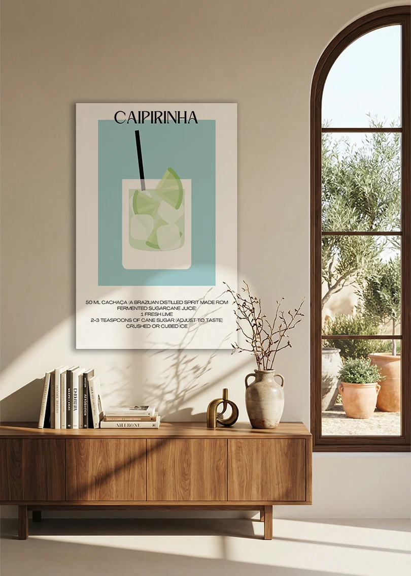 Akustikbillede med en minimalistisk cocktailplakat med Caipirinha, over en skænk i valnød ved et buet vindue