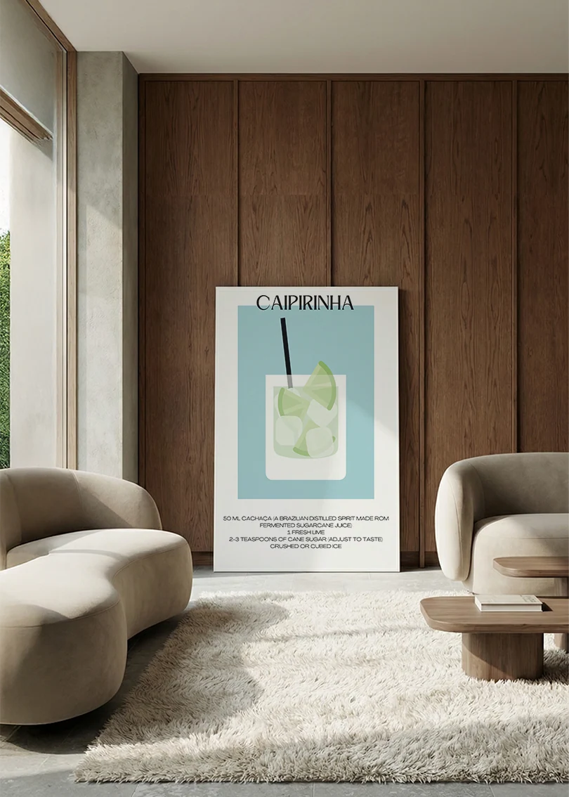 Akustikbillede med en minimalistisk cocktailplakat med Caipirinha, i en lounge med bugtet sofa mod vægpanel i valnød