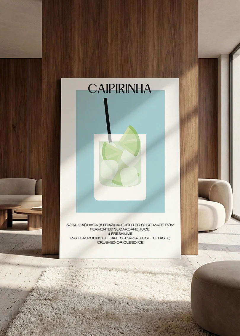 Akustikbillede med en minimalistisk cocktailplakat med Caipirinha, lænet mod vægpanel i valnød ved sofaen