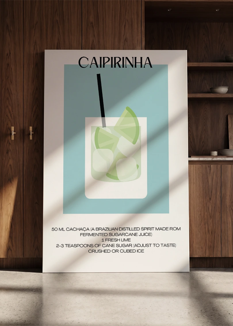 Akustikbillede med en minimalistisk cocktailplakat med Caipirinha, lænet mod en skabsvæg i valnød