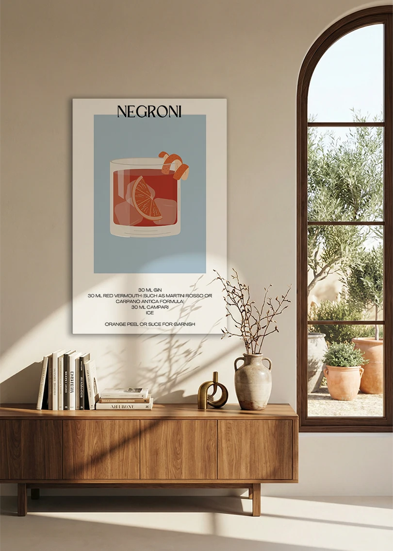 Akustikbillede med en minimalistisk cocktailplakat med Negroni, over en skænk i valnød ved et buet vindue
