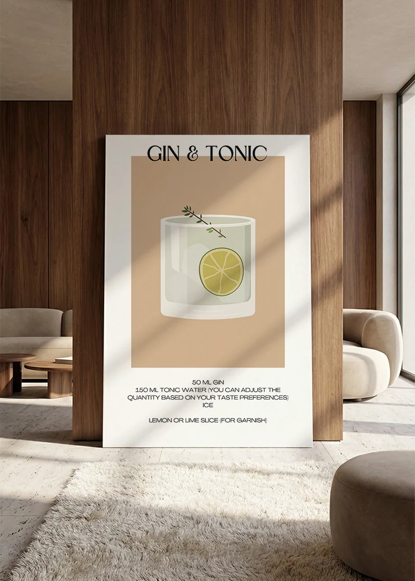 Akustikbillede med en minimalistisk cocktailplakat med Gin & Tonic, lænet mod vægpanel i valnød ved sofaen