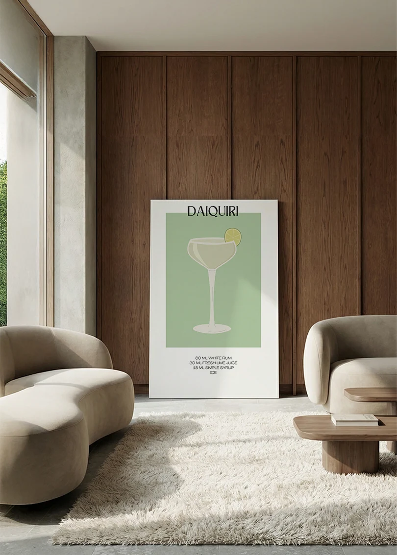 Akustikbillede med en minimalistisk cocktailplakat med Daiquiri, i en lounge med bugtet sofa mod vægpanel i valnød
