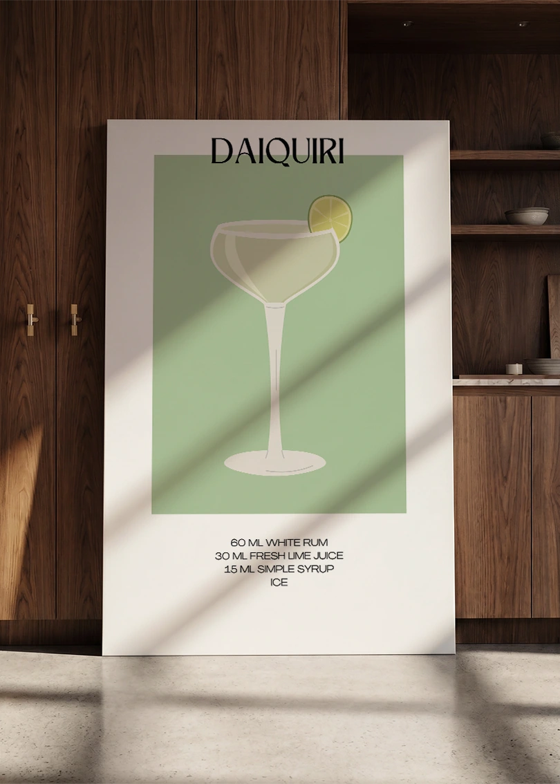 Akustikbillede med en minimalistisk cocktailplakat med Daiquiri, lænet mod en skabsvæg i valnød
