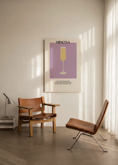 Akustikbillede med en minimalistisk cocktailplakat med Mimosa, ophængt over en lænestol ved gardinet