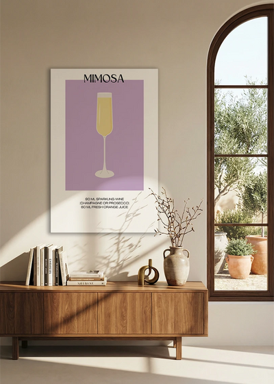Akustikbillede med en minimalistisk cocktailplakat med Mimosa, over en skænk i valnød ved et buet vindue