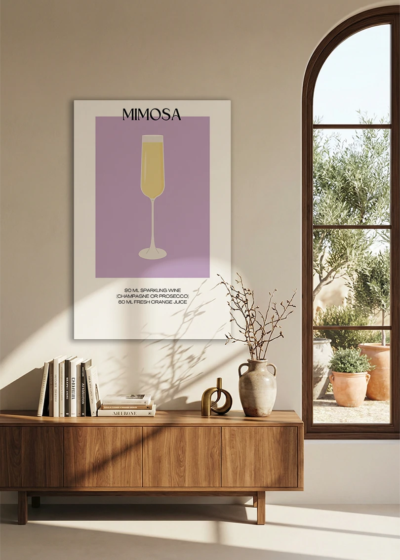 Akustikbillede med en minimalistisk cocktailplakat med Mimosa, over en skænk i valnød ved et buet vindue