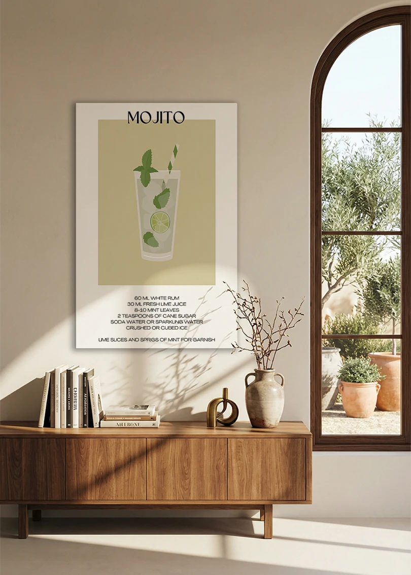 Akustikbillede med en minimalistisk cocktailplakat med Mojito, over en skænk i valnød ved et buet vindue