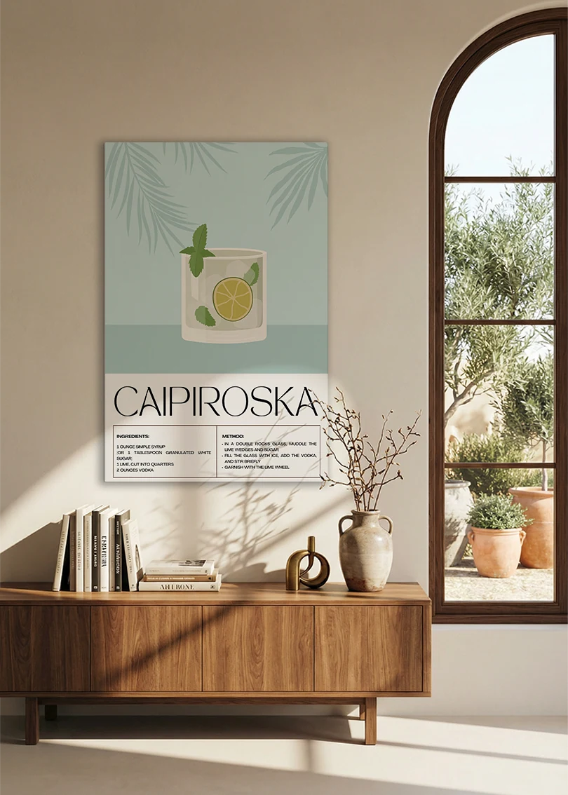 Akustikbillede med en retro cocktailplakat med Caipiroska, over en skænk i valnød ved et buet vindue