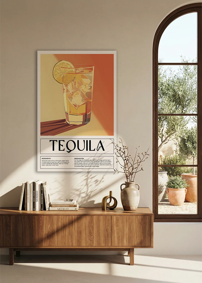 Akustikbillede med en retro cocktailplakat med Tequila, over en skænk i valnød ved et buet vindue