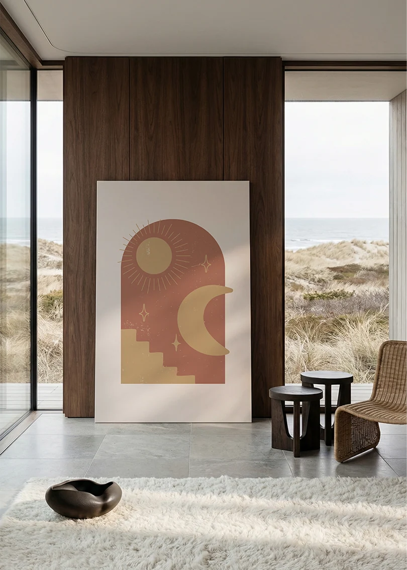 Akustikbillede med en terrakottafarvet sol og måne med en trappe, i stort format ved et panoramavindue med havudsigt