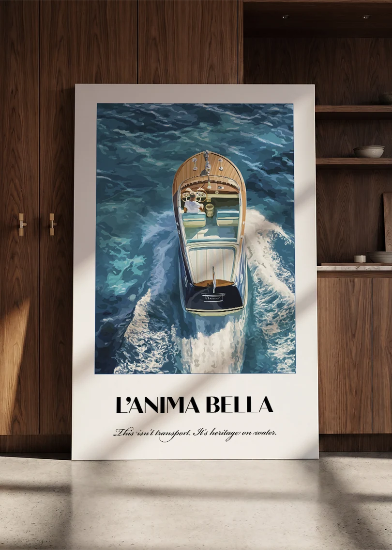 Akustikbillede med en italiensk rejseplakat med en hvid motorbåd ved turkis kyst, ved et køkkenvindue med gule tulipaner