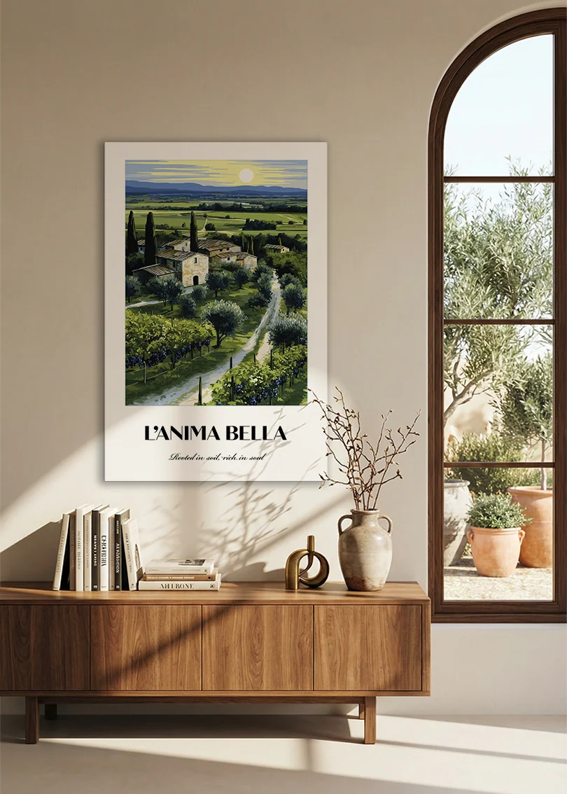 Akustikbillede med en italiensk rejseplakat med et toscansk landskab med cypresser, over en skænk i valnød ved et buet vindue
