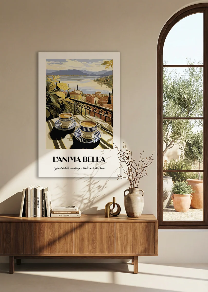 Akustikbillede med en italiensk rejseplakat med en italiensk sø med både, over en skænk i valnød ved et buet vindue