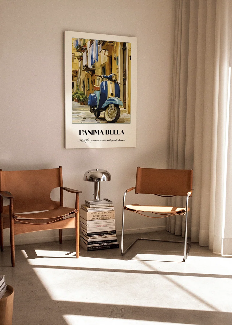 Akustikbillede med en italiensk rejseplakat med en Vespa i en italiensk gade, ophængt over en lænestol ved gardinet