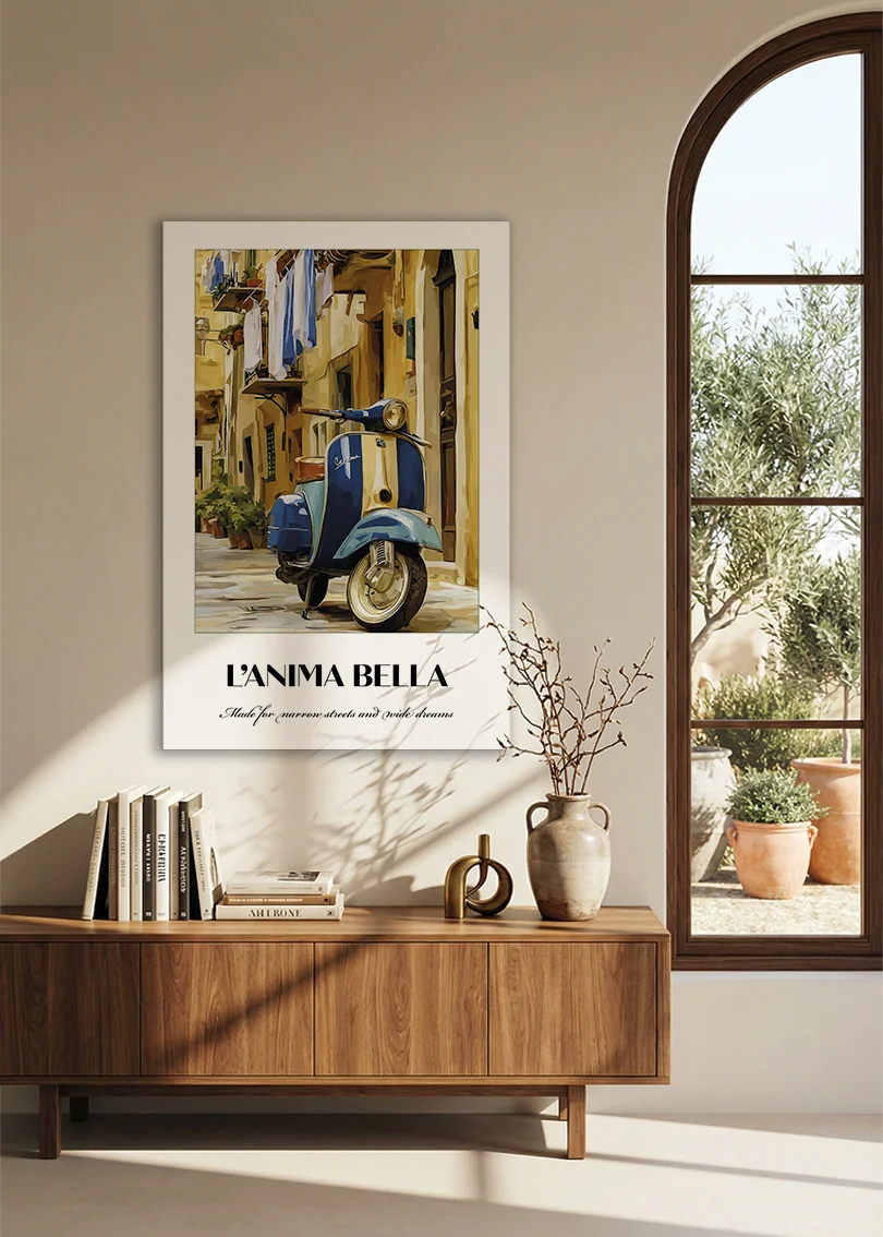 Akustikbillede med en italiensk rejseplakat med en Vespa i en italiensk gade, over en skænk i valnød ved et buet vindue