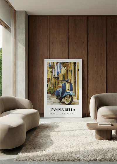 Akustikbillede med en italiensk rejseplakat med en Vespa i en italiensk gade, i en lounge med bugtet sofa mod vægpanel i valnød
