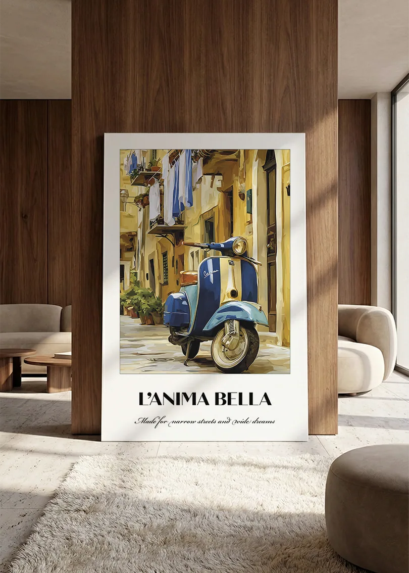 Akustikbillede med en italiensk rejseplakat med en Vespa i en italiensk gade, lænet mod en skabsvæg i valnød