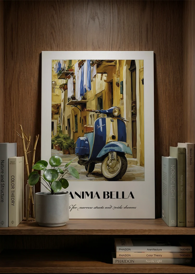 Akustikbillede med en italiensk rejseplakat med en Vespa i en italiensk gade, lænet mod vægpanel i valnød ved sofaen