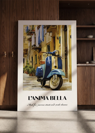 Akustikbillede med en italiensk rejseplakat med en Vespa i en italiensk gade, ved et køkkenvindue med gule tulipaner