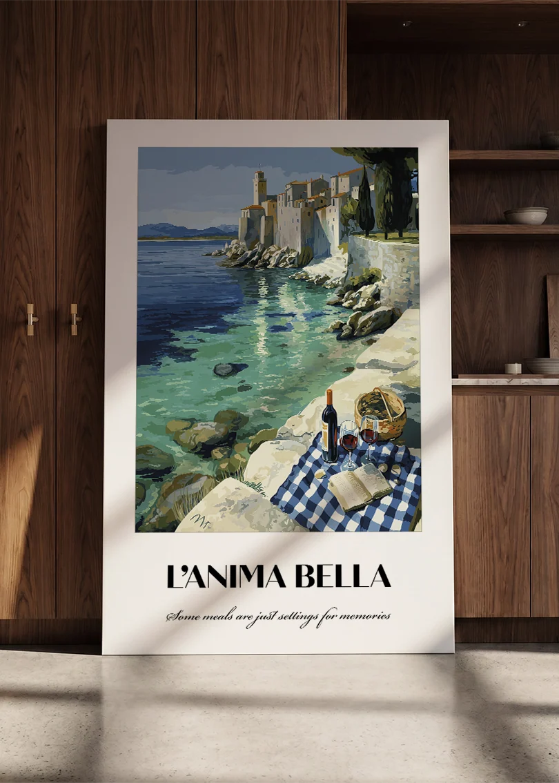 Akustikbillede med en italiensk rejseplakat med hvide klipper ved Middelhavet, ved et køkkenvindue med gule tulipaner