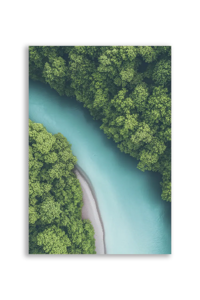 Akustikbillede med dronefoto af en turkis flod der bugter sig gennem tæt grøn skov